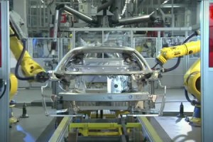 【動画】フェラーリ、新型V12モデルの製造風景を公開