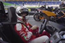 【ROC動画】ベッテル、車載スピーカーの音量MAXでノリノリ