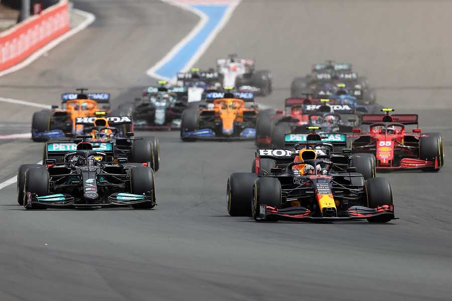 【F1】FIA技術指令多発の背景にレッドブルとメルセデスのタイトル争い激化