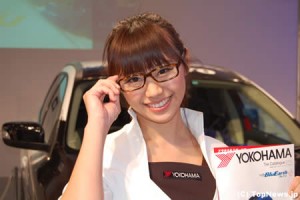 ヨコハマタイヤのメガネ美人＝東京オートサロン