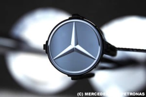 メルセデスAMG、21日に新車W03をお披露目