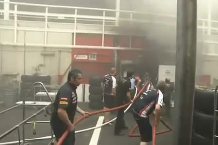 【動画】ウィリアムズのピット火災、各F1チームが協力して消火活動