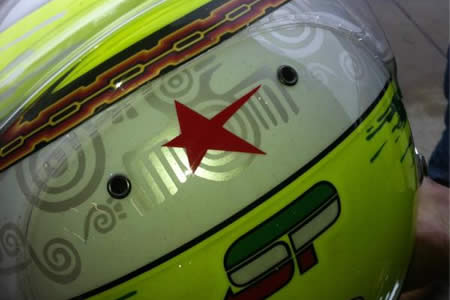 ペレスのヘルメットにデ・ビロタのロゴ