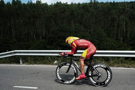 フェルナンド・アロンソ、自転車レースで3位表彰台