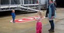 レッドブルのモーターホーム前で遊ぶ子どもたち＝F1イギリスGP