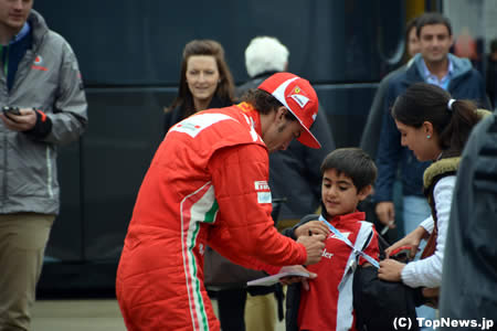 フェルナンド・アロンソ、予選後に子どもにサイン＝F1イギリスGP