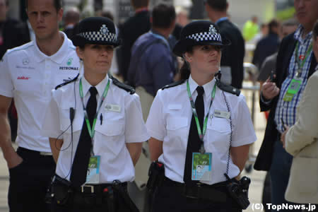 F1イギリスGPの美人女性警官