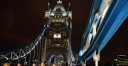 五輪が掲げられたロンドンのタワーブリッジに多くの観光客
