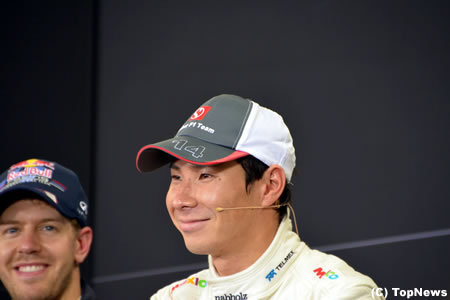 F1日本GP3位の小林可夢偉、記者会見で笑顔