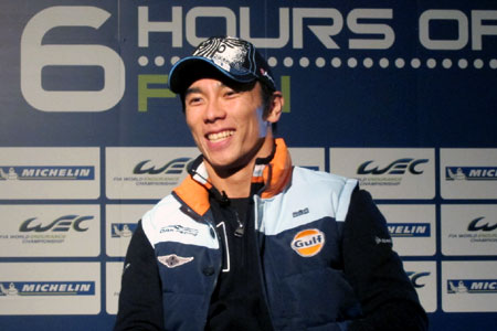 佐藤琢磨、F1日本GP3位の可夢偉を祝福