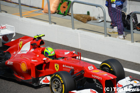 F1日本GPフリー走行3回目を終えてガレージに戻るマシン