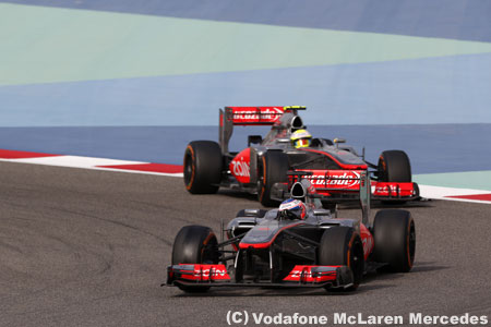 F1バーレーンGPでチームメート同士でバトルを展開したマクラーレン。