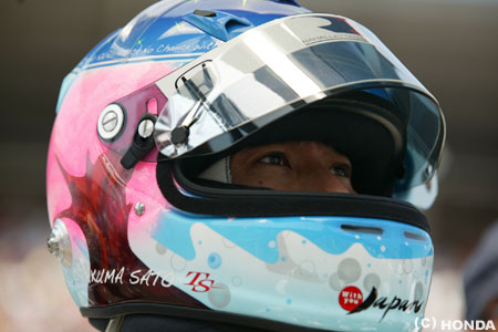 佐藤琢磨、インディ500で着用のヘルメット・オークションがスタート