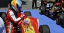 F1スペインGPでレース後、計測前に国旗を受け取ったアロンソ。
