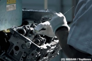 【動画】日産「GT-R」のエンジンを手作業で組み上げる4人の「匠」たち