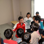 【写真】小林可夢偉、見学の小学生グループにサイン＝WEC富士6時間耐久