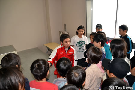 【写真】小林可夢偉、見学の小学生グループにサイン＝WEC富士6時間耐久
