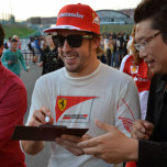 【写真】レース後、サインに応じるアロンソ＝F1日本GP