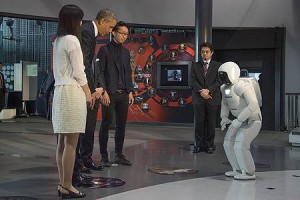 ASIMOがオバマ米国大統領にごあいさつ