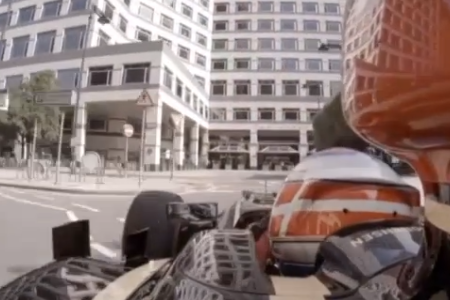 【動画】ロータスF1がロンドンの街中を駆け抜けドーナッツターンまでしている映像