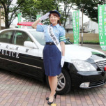 【画像】井原慶子、一日警察署長として時速320kmのル・マンカーから、春日井署のパトカーに乗り換え交通安全をPR
