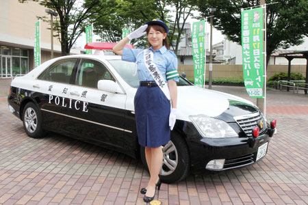 【画像】井原慶子、一日警察署長として時速320kmのル・マンカーから、春日井署のパトカーに乗り換え交通安全をPR
