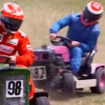 【動画】キミ・ライコネン、イギリスGP前に芝刈り機レースで元F1ドライバーたちに勝利
