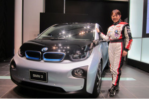 BMWiアンバサダー井原慶子、フォーミュラE公式カーBMW i8とi3を解説