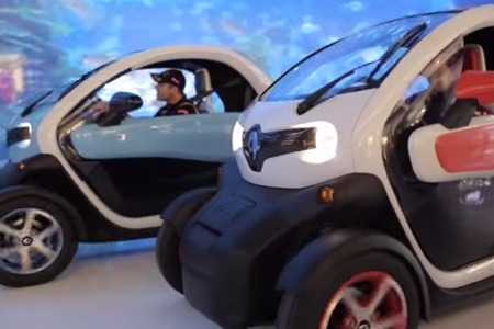 【動画】ロータスの2人が、ルノーの超小型EV車で世界最大のショッピングモールを疾走