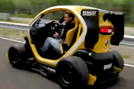 【動画】ベッテル、ルノーの超小型EV車F1エディションで疾走