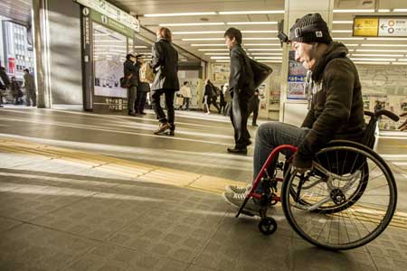 【画像】小林可夢偉、渋谷で車椅子体験　Wings for Life World Runアンバサダー就任