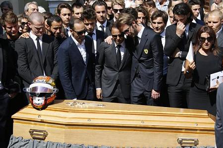 ビアンキの葬儀に多数のF1ドライバーたちが参列