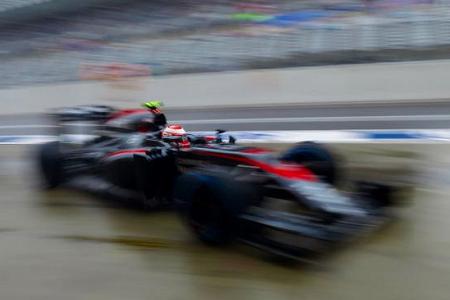 【P1速報】雨のセッションでサインツがトップタイム　アロンソはタイムを刻まず／F1日本GP
