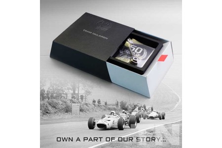 マクラーレン、F1参戦50周年記念しメンバー向けに本物の車の部品を提供