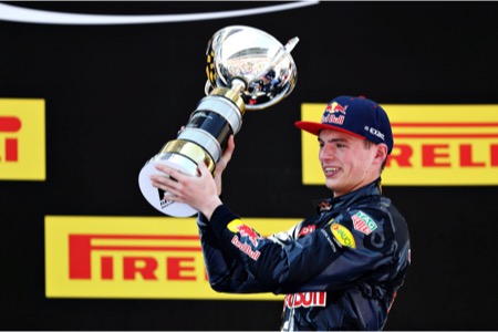 18歳フェルスタッペン、表彰台インタビューでF1初優勝「素晴らしい気分」