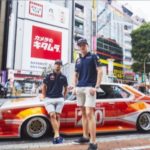 リカルドとフェルスタッペン、渋谷をド派手な「街道レーサー」で走行