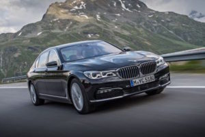 BMW、3Lターボを超える新ハイブリッド「新型BMW 740e iPerformance」発表　全国提携先で無料充電