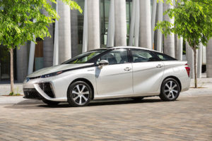 トヨタ、寒冷地カナダに燃料電池自動車「MIRAI」を試験導入　水素の普及目指す
