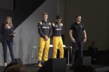 【新車発表】ルノーF1、新レーシングスーツを披露･･･上下で色を変える