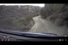 【WRC・車載映像】生きた心地がしない･･･崖っぷちの砂利道をドリフトするWRCドライバーたち