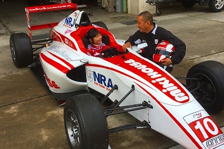11歳の天才少女、野田樹潤、プロレーシングドライバーとして今日F4レースデビュー　スポンサーはミキハウス
