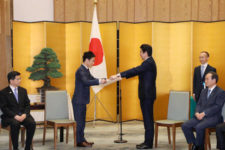 【顕彰状全文】安倍総理、NSXで総理官邸に来た佐藤琢磨に「話題になっているよ」総理大臣顕彰を授与