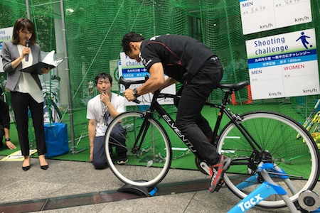 佐藤琢磨、得意の「自転車」でスピードチャレンジに挑戦！