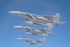 【F1日本GP】クレイジーケンバンドの横山剣が国歌独唱、鈴鹿上空を「F-15J」が飛行