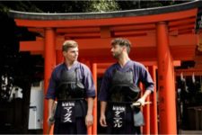 【F1日本GP・動画】レッドブルの2人、渋谷で剣道にチャレンジ！