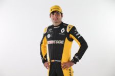 カルロス・サインツ、ルノーF1のレーシングスーツ姿を公開