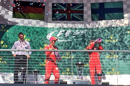 【レース速報】最後にドラマ･･･ハミルトン優勝でメルセデス年間王者、アロンソ「エンジン問題」／F1アメリカGP