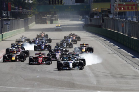 【F1レース速報】1周目からクラッシュ！複数台が影響受ける／F1第4戦アゼルバイジャンGP