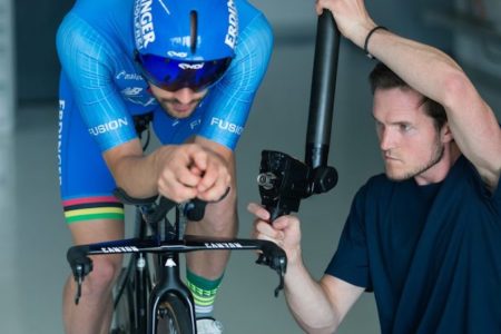 【画像】ザウバー製の自転車用“空力ハンドル”を使用した選手が世界選手権で優勝、プロポーズも成功