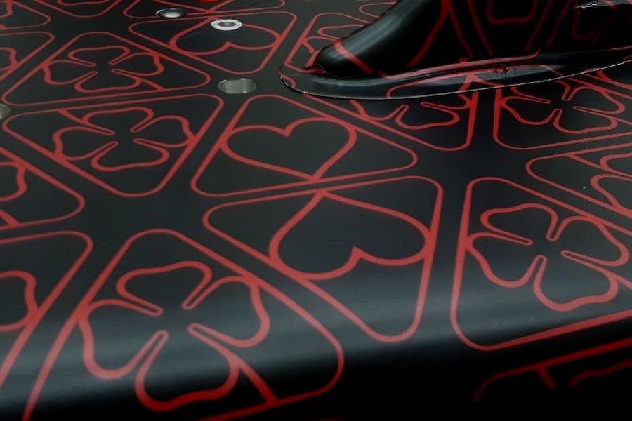 【画像：F1新車】アルファロメオも迷彩色？　黒と赤の「四つ葉のクローバー」と「ハート」を公開